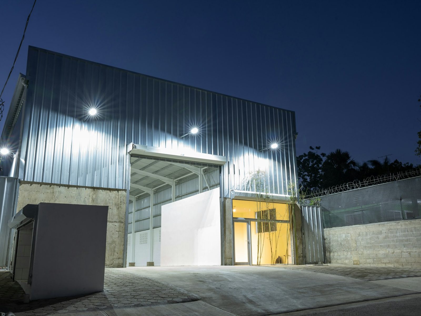 Galpão industrial moderno com estrutura metálica